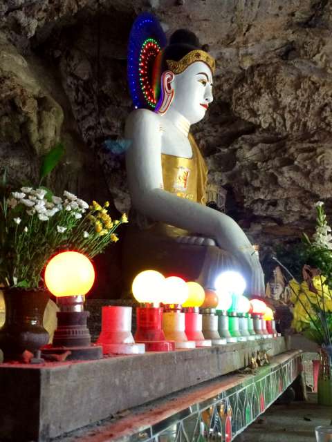 Buddhas Image in einer Höhle nahe bei Hpa-an, je mehr Kitsch desto besser