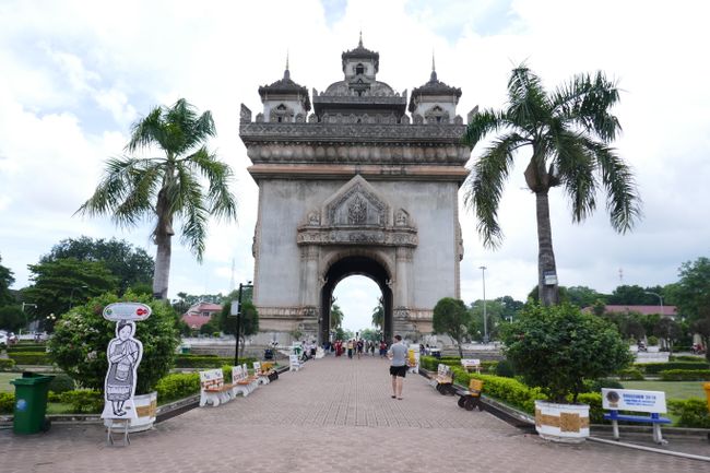 The Patuxai (Victory Gate): Since 1968, Vientiane has had this beautiful triumphal arch. This monument is dedicated to the fallen Laotians who resisted France. 