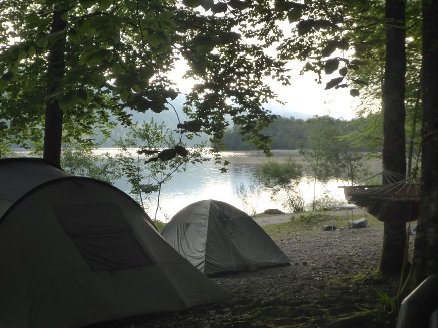 Der Camp am See im Wald
