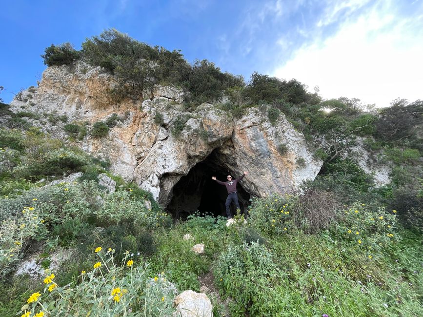 Vor der Höhle 