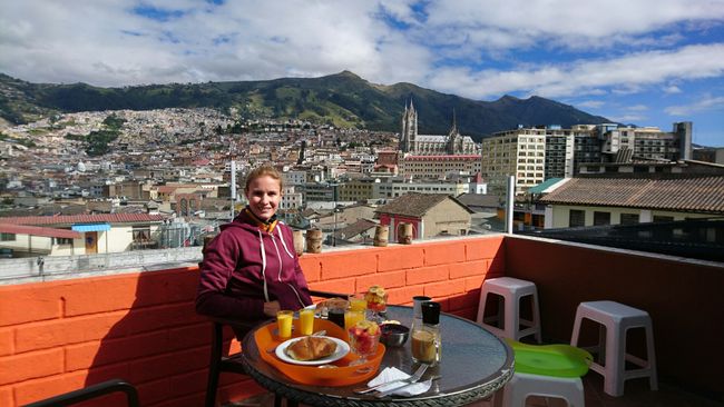 Frühstück auf der Terrasse des Hostels in Quito