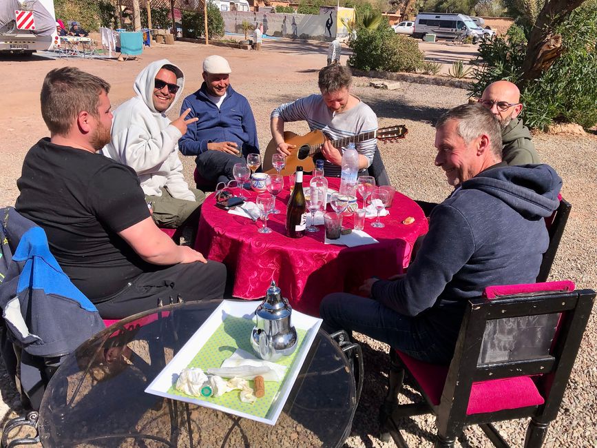 Eine Gruppe junger Franzosen auf dem Campingplatz bei gutem Essen, Wein und Liedern. 