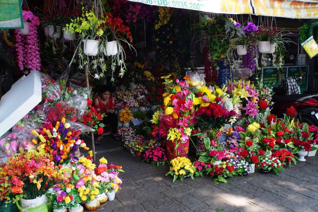 Blumenstände gibt es auch auf dem Markt