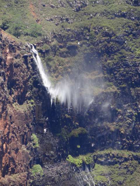 Im Waimea Canyon wehte ein so zügiger Wind, dass es sogar einen Wasserfall verbliess