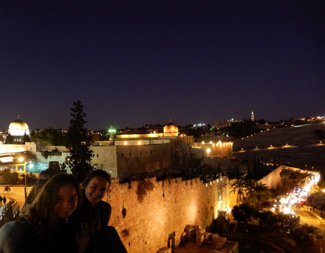 Para finalizar: vista nocturna desde la muralla de la ciudad