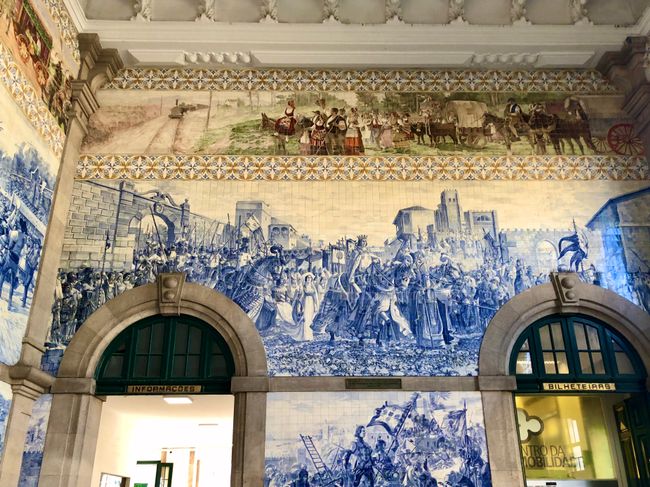 Im Hauptbahnhof sind tausende von Azulejos