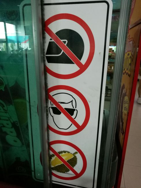 Prohibited at the bus counter: helmets, sunglasses...and stinky fruits!
