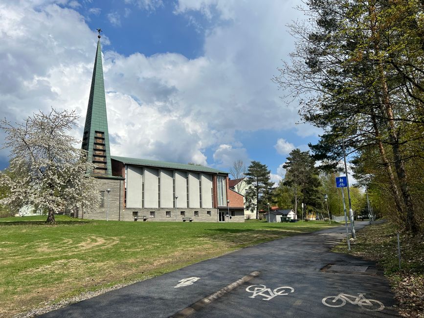 Moderne Kirche anfangs Oslo. Bis zum Ziel noch 30 km. 