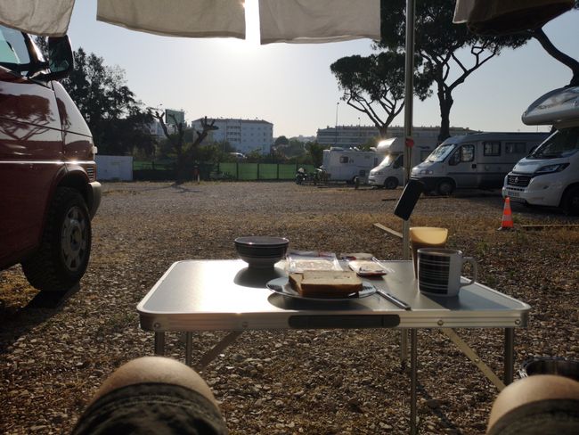 Good morning with a delicious breakfast in great weather! Yes, that back there is the beach. Unfortunately, no way through with around 40 degrees and 5 km traffic jam in front
