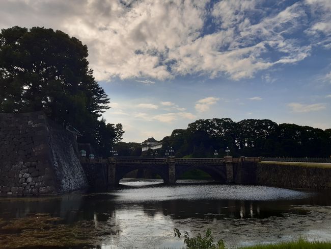 die Brücke zum Haupteingang des Imperial Palace