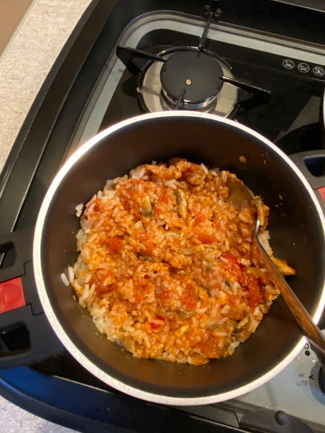 Ein lecker Reis mit Tomatensauce, Knoblauch, Zwiebeln, Zucchini und Champignons....