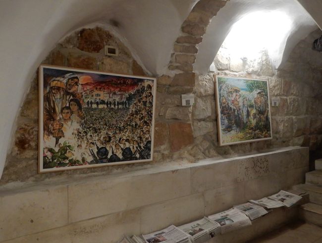 Kunstausstellung in den Kellerräumen, die die palästinensische Geschichte im letzten Jahrhundert erzählt