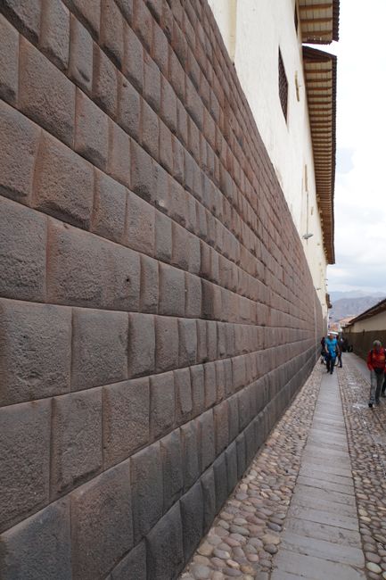 Die passgenau geschliffenen Steine der Inka-Baumeister sind gut zu erkennen
