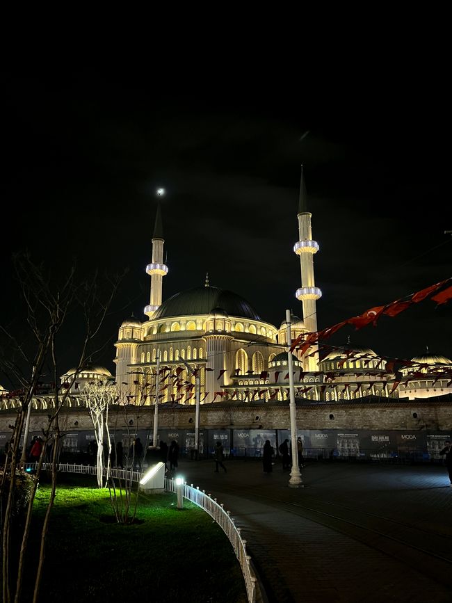 Taksim-Platz by Night