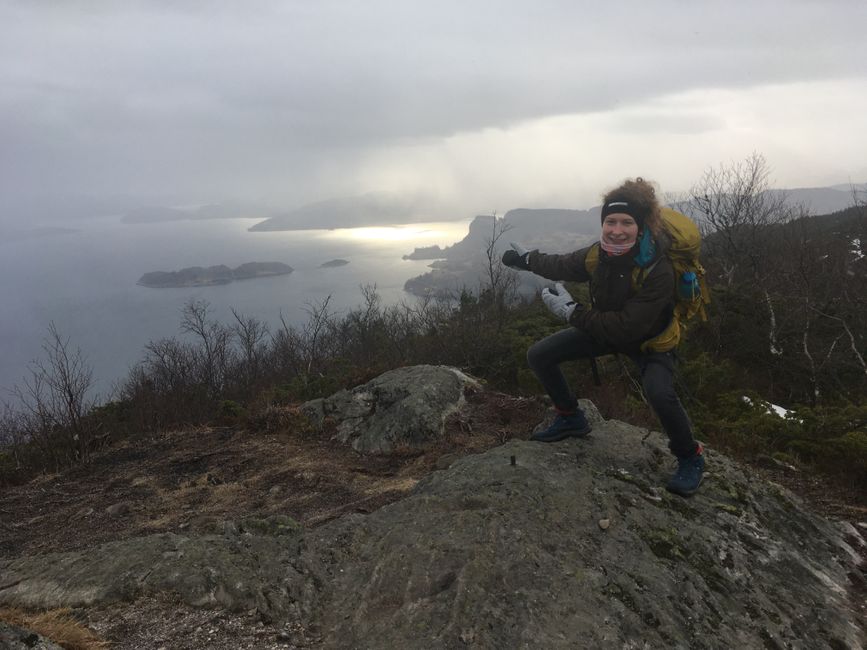 Ich in berühmter Pose. Leider ist vom Hardangerfjord nicht mehr viel zu sehen.