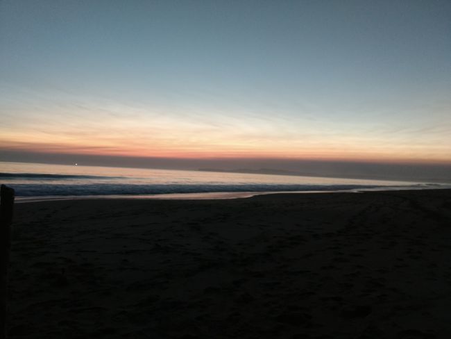 Beobachten des Sonnenuntergangs am Strand im Nationalpark