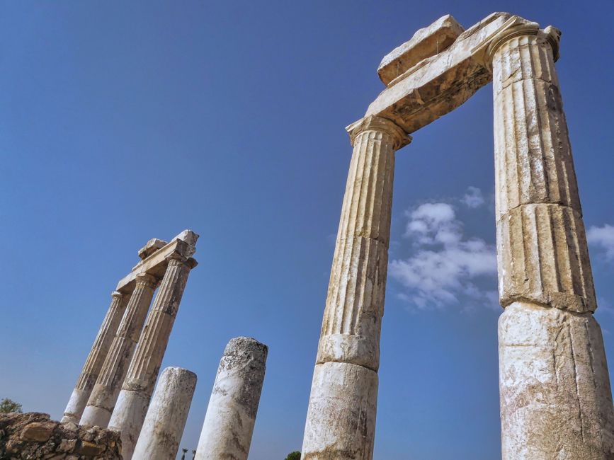 Schon zu Beginn des Tages begrüßen uns die alten Säulenbögen der einstigen Stadt Hierapolis.