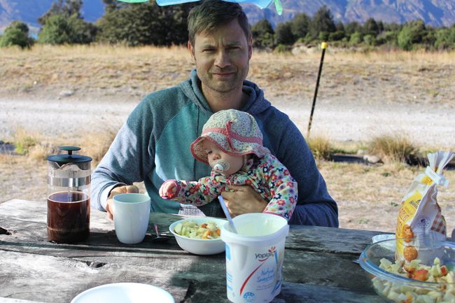 Leckeres Frühstück mit Joghurt und Obst (Campingplatz Twelve Mile Delta)