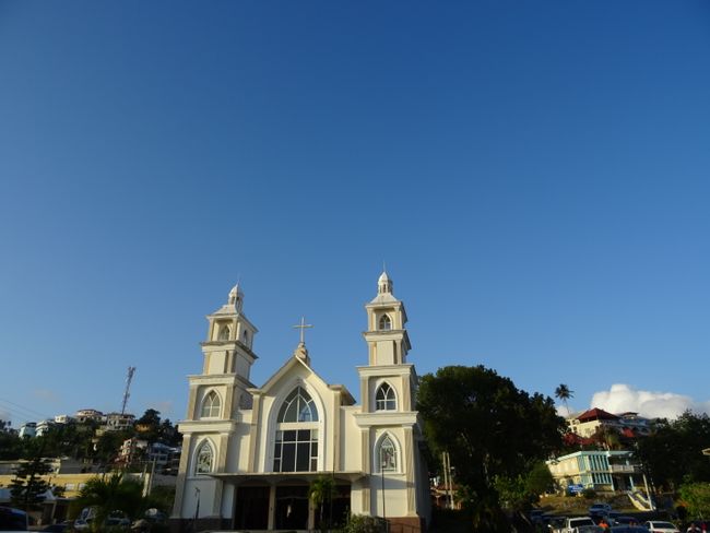 Hauptplatz mit Kirche in Samaná