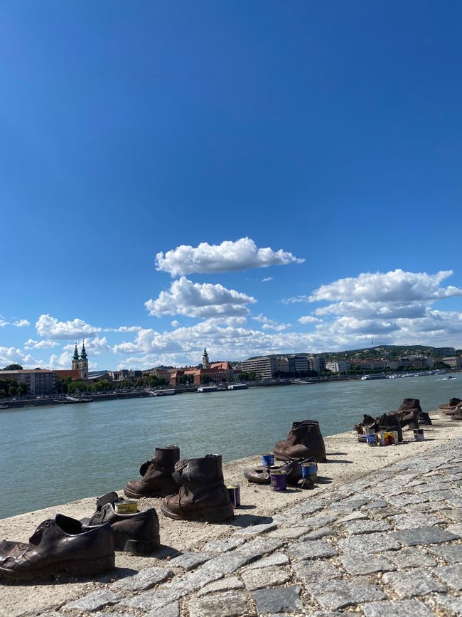 Schuhe am Donauufer