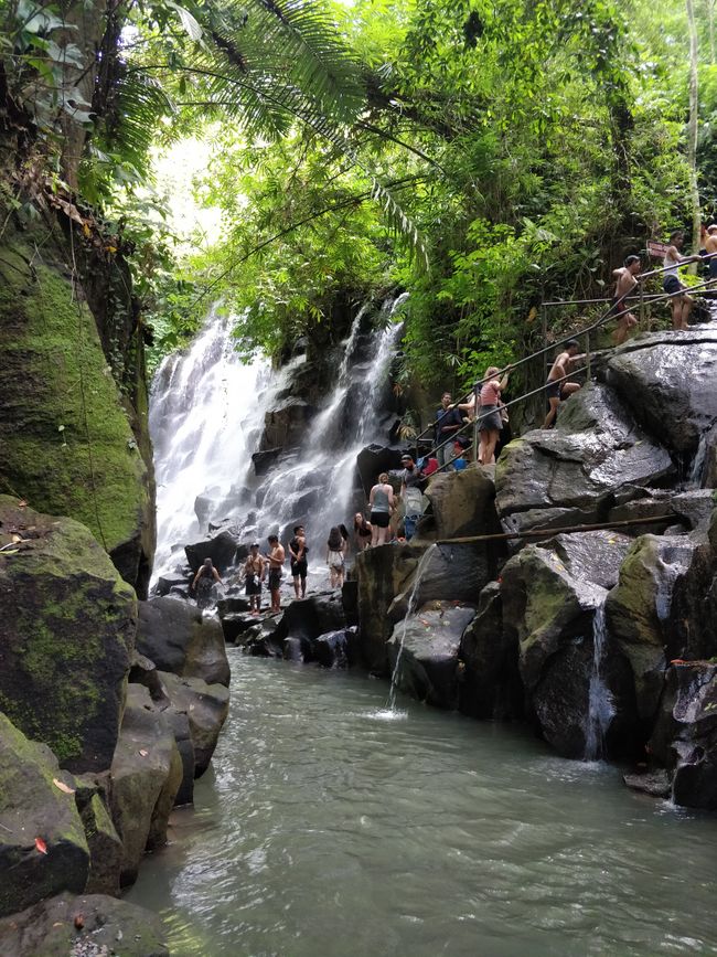 überfüllter Kanto Lampo Waterfall