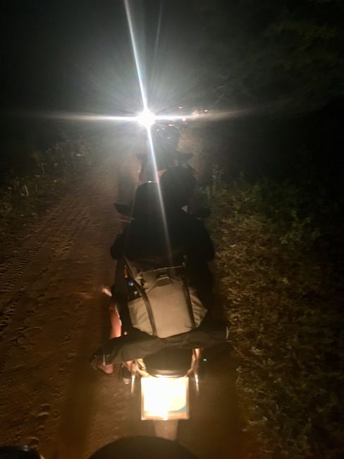 Mit den e-Bikes auf dem Weg zum Sonnenaufgang in Bagan