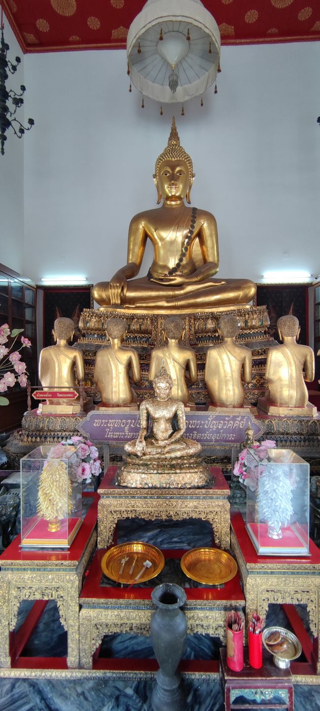 Monks worshiping Buddha