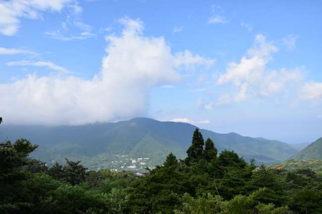 Aussicht auf Gora. Das Kanji im Berg bedeutet "groß" und wird im August beim Hanabi angezündet