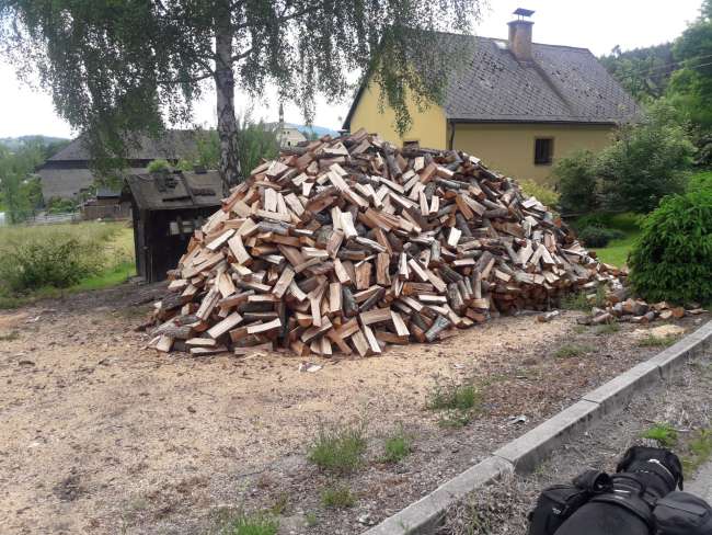Stacking wood in Czech!? 