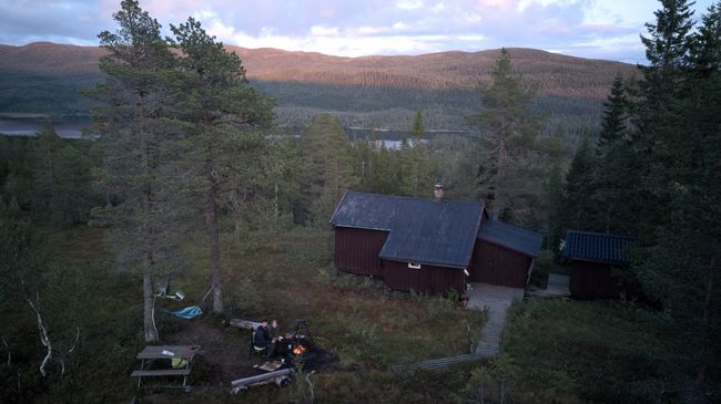 Die norwegische Hütte aus der Vogelperspektive.