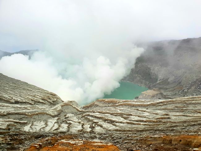 Das größte Säurefass der Erde: Der Kratersee des Mount Ijen