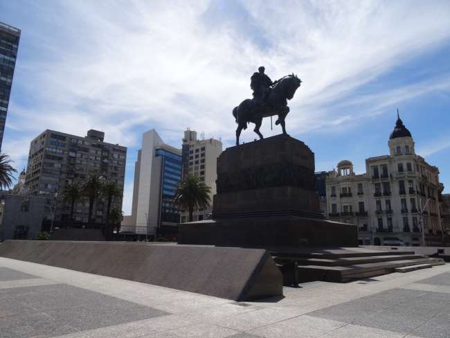 Uruguay 2: In Montevideo scheint die Sonne so rot...