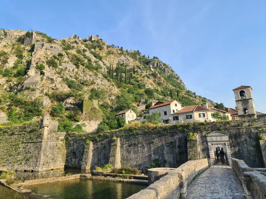 Kotors Stadtmauer zieht sich den Hang hinauf.
