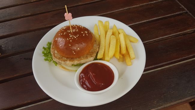 Als das Wetter umschlägt, setze ich mich lieber ins Trockene mit einem Burger. 