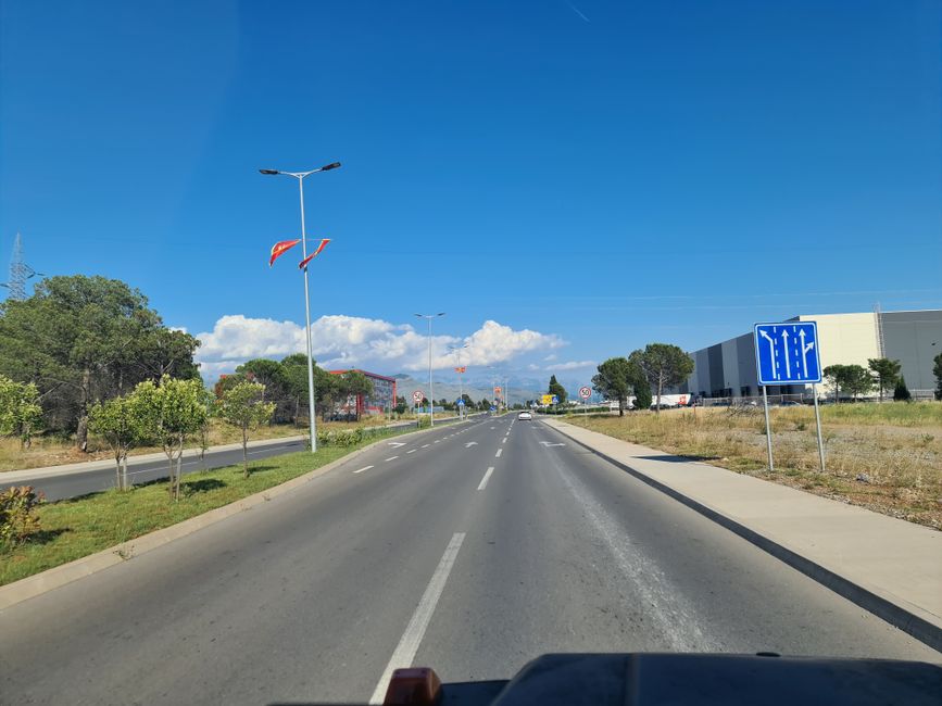 Was von Podgorica noch als Besonderheit hängen blieb, sind die vielen montenegrienischen Flaggen die überall in der Stadt hängen.
