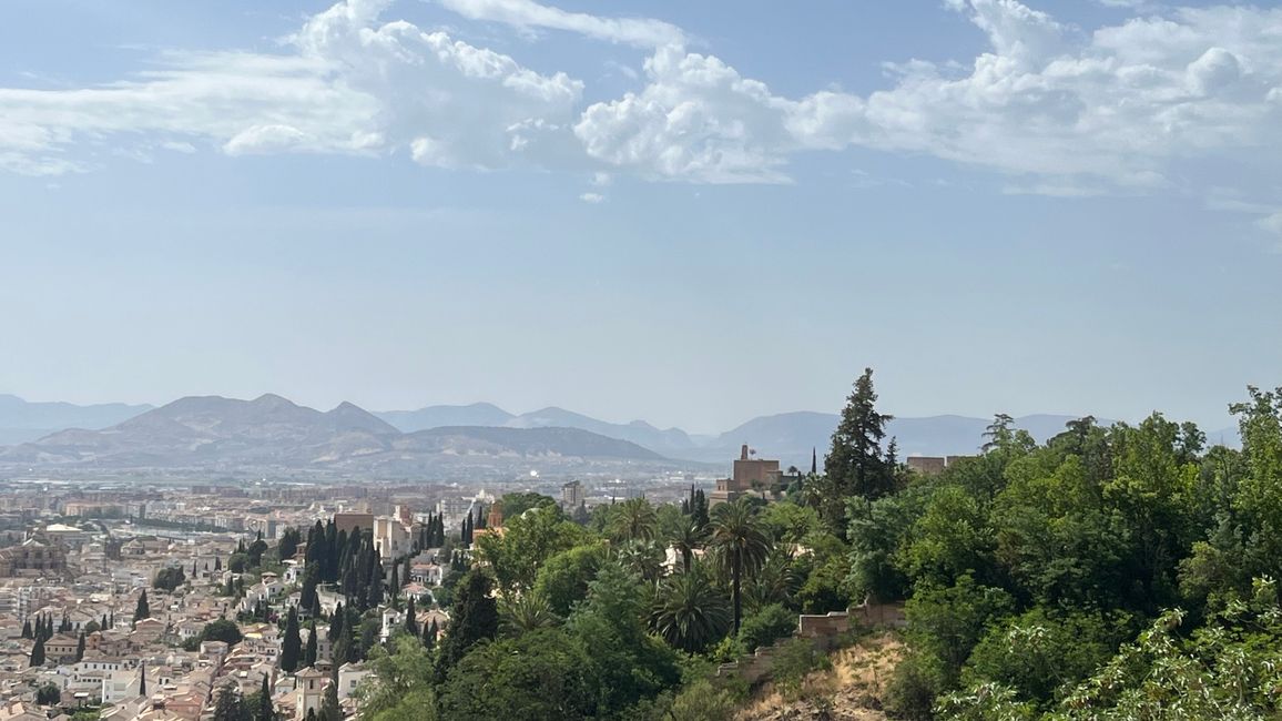 Blick auf Granada mit Alhambra und Sierra Nevada - Zwischenstopp bei 43 Grad 