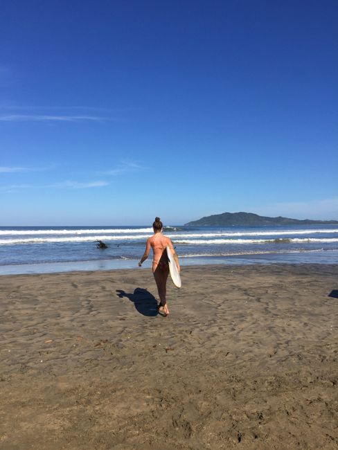 Surfing Playa Tamarindo