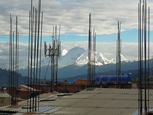 Aussicht von der Hostel Dachterrasse auf die schneebedeckte Cordillera Blanca