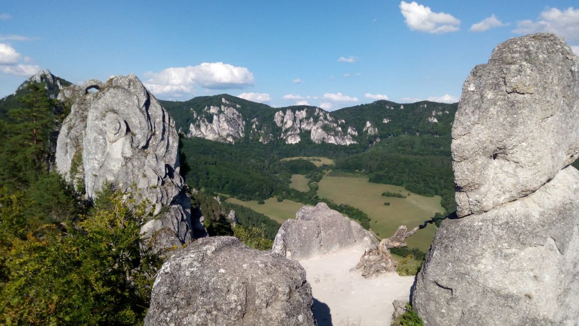 Corta caminata hacia las rocas en Sulov