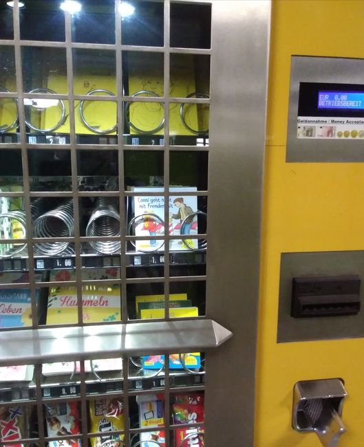 Fundstück am Alex: Automat für Süßigkeiten und Bücher!!! 