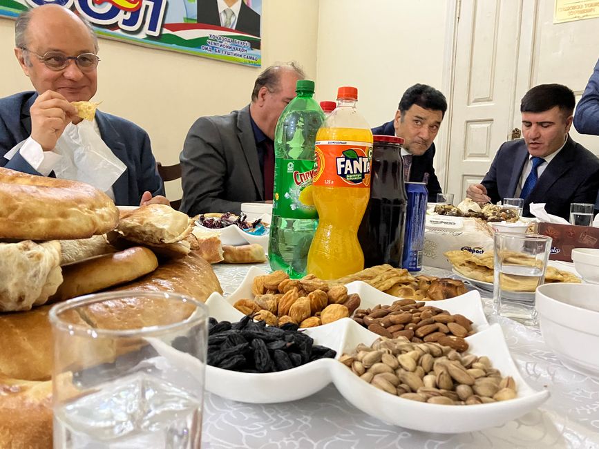 Mit dem afghanischen und französischen Botschafter am Tisch 😮