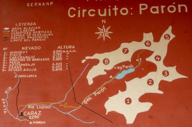 Auch der Weg zur Laguna Parón führt wieder inmitten der Berge. Genaugenommen ist das die Rückseite vom Santa Cruz Trek.