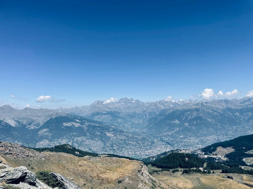 Fernsicht auf den Grand Combin oberhalb des Aostatals
