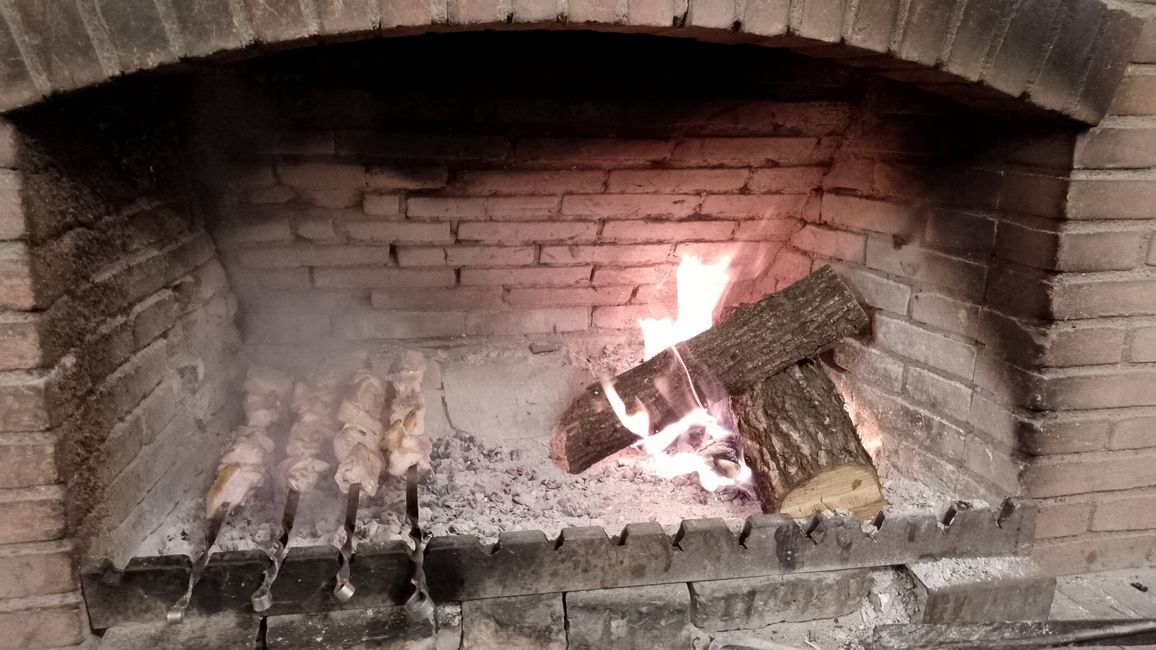 Schaschlik wird hier über dem offenen Feuer frisch zubereitet.