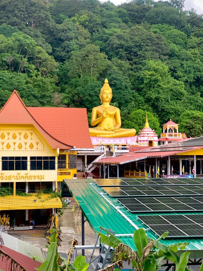 Bunter Tempel mit einem goldenen Buddah in der Nachbarschaft von Rang Hill