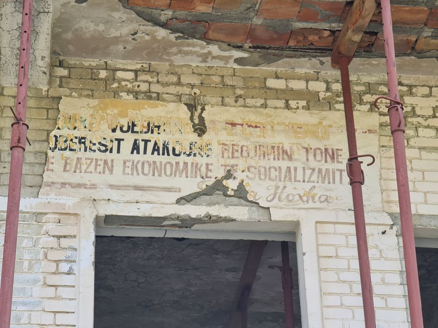 Das Lagergebäude war zu Industrienatione mit Enver Hoxha Zitaten übersät.