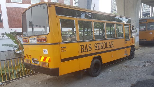 Malayische Schulbusse. 