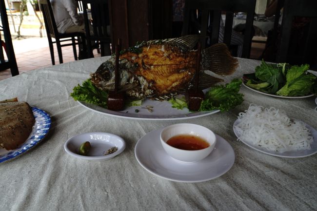 Zum Mittagessen gibt es frischen, gegrillten Mekongfisch