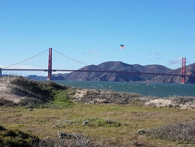 Där är den nu, den världsberömda bron. Alltid imponerande vacker! Det tyckte också de många kitesurfare som använde den friska brisen där för sin sport.