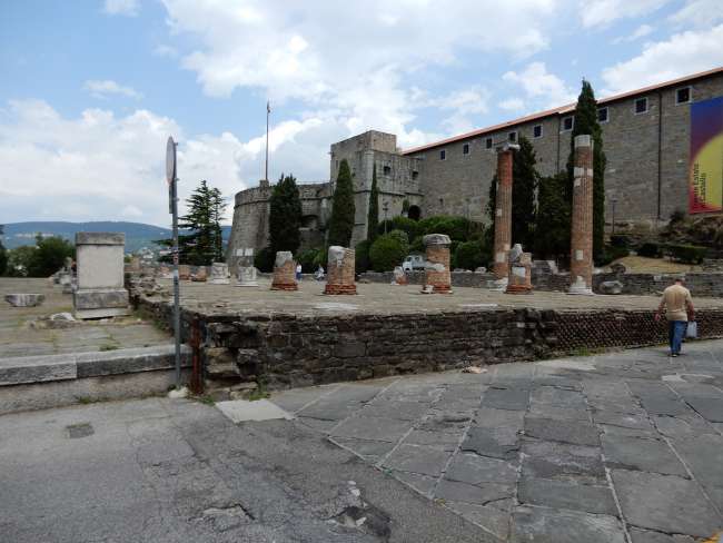 Römerreste mit Castello di san Giusto